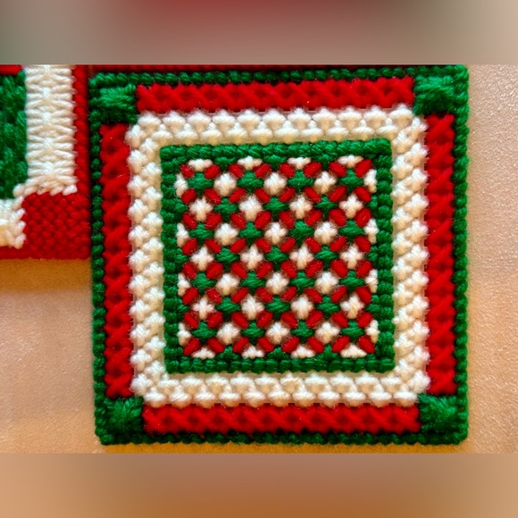 Handmade Vintage NEW Set of 8 Christmas Coasters Yarn and plastic needlepoint. - Picture 6 of 11